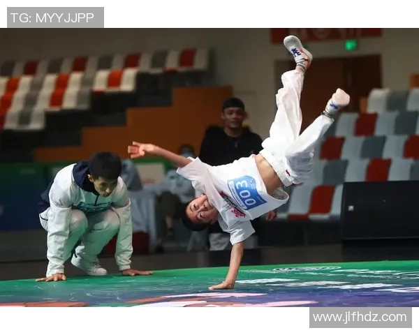 重庆街舞队在滑板精英赛中的速度表现引发热议展现出强大实力与团队默契